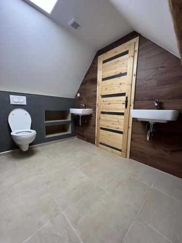 ein Badezimmer mit Toilette und Waschbecken in der Unterkunft Chaloupka Krkonoše in Vysoké nad Jizerou