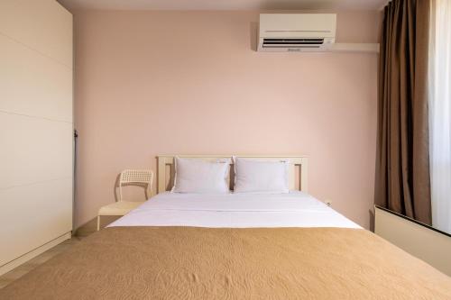 Un dormitorio con una cama grande con sábanas blancas. en Bright and Cozy 1BD Flat in Plovdiv with Parking by Flat Mаnager, en Plovdiv