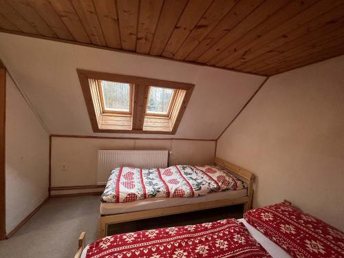 Ein Bett oder Betten in einem Zimmer der Unterkunft Chaloupka Krkonoše