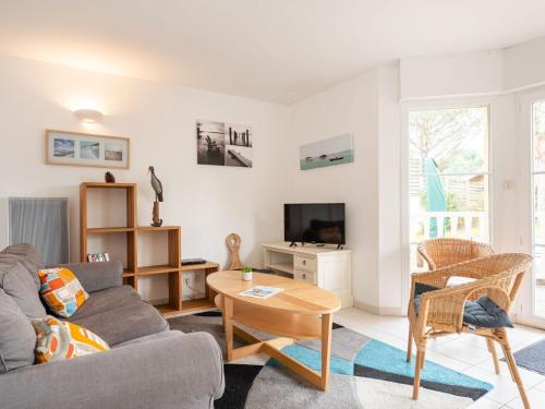 un salon avec un canapé et une table dans l'établissement Holiday Home Eden Club by Interhome, à Lacanau-Océan