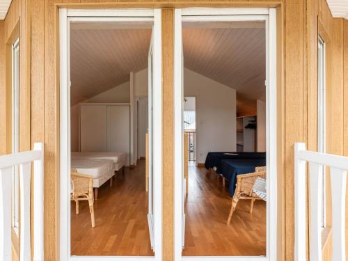 - une vue sur une chambre depuis la porte d'une maison dans l'établissement Holiday Home Eden Club by Interhome, à Lacanau-Océan
