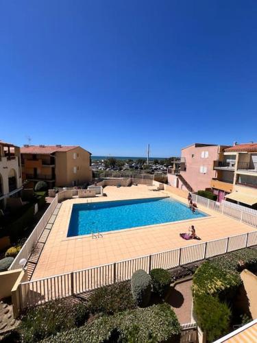 une vue aérienne d'une piscine dans un immeuble dans l'établissement Aquaplage Cap d Agde, au Cap d'Agde