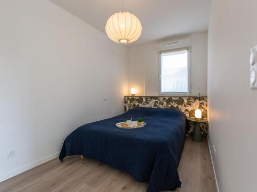une chambre avec un lit avec une couverture bleue dans l'établissement Apartment Cap Océan-5 by Interhome, à Capbreton