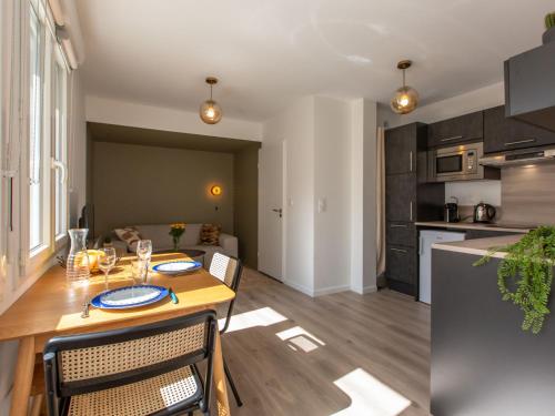 une cuisine et un salon avec une table et des chaises dans l'établissement Apartment Cap Océan-5 by Interhome, à Capbreton