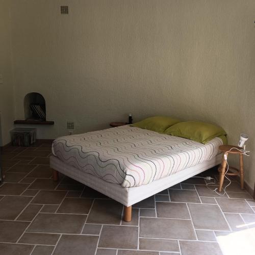 Ce lit se trouve dans un dortoir doté de carrelage. dans l'établissement Leboisdieu, à Thizy-les-Bourgs