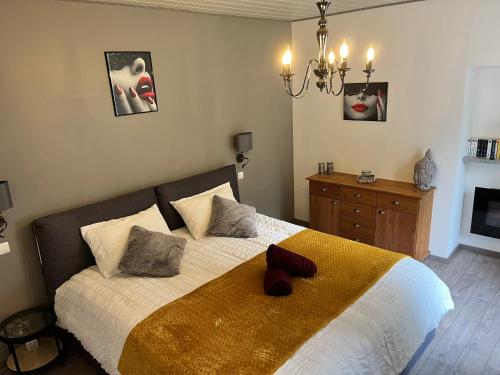 - une chambre dotée d'un lit avec une couverture brune et blanche dans l'établissement Maison La Glycine, à Chamoux-sur-Gelon