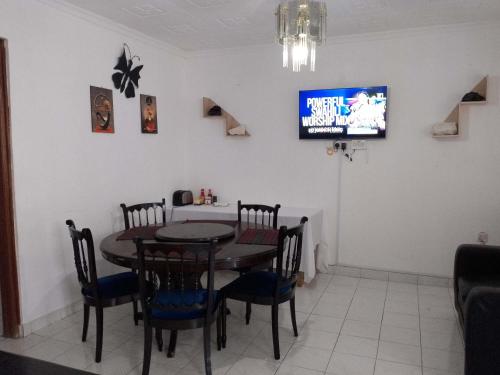 TV a/nebo společenská místnost v ubytování Nairobi Transit Lounge