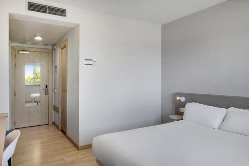 Katil atau katil-katil dalam bilik di B&B HOTEL Madrid Las Rozas