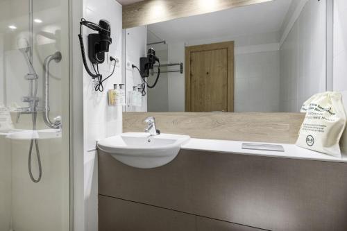 Bilik mandi di B&B HOTEL Madrid Las Rozas