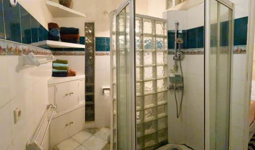 Ένα μπάνιο στο Shady Grove Healing Centre & Homestay w house rules please read before booking