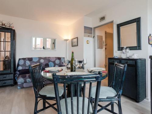 un salon avec une table, des chaises et un canapé dans l'établissement Apartment Cabourg 2000-7 by Interhome, à Cabourg