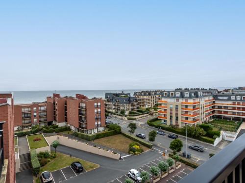 une vue aérienne sur une ville avec des bâtiments et une rue dans l'établissement Apartment Cabourg 2000-7 by Interhome, à Cabourg