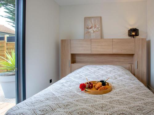 un bol de fruits sur un lit dans une chambre dans l'établissement Chalet La Naty by Interhome, à Tharon-Plage