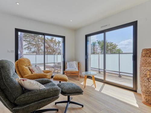 un salon avec des chaises, des tables et des fenêtres dans l'établissement Holiday Home Denneweiller by Interhome, à Denneville