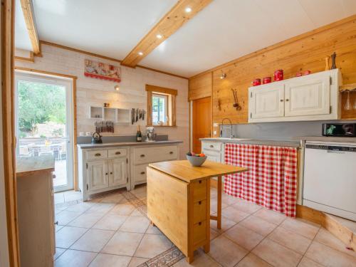une cuisine avec des armoires blanches et une table en bois dans l'établissement Apartment Villa Maeva by Interhome, à Cavalaire-sur-Mer