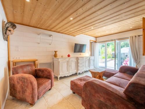 un salon avec deux canapés et une télévision dans l'établissement Apartment Villa Maeva by Interhome, à Cavalaire-sur-Mer