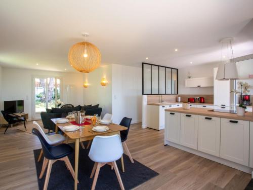 une cuisine et un salon avec une table et des chaises dans l'établissement Holiday Home Le Bigorneau Préfaillais by Interhome, à Préfailles
