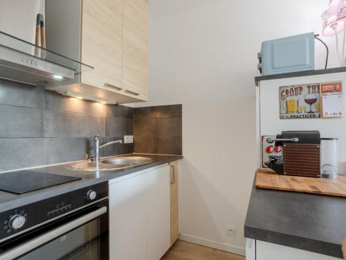 une cuisine avec un évier et une cuisinière dans l'établissement Studio Port Trouville by Interhome, à Trouville-sur-Mer