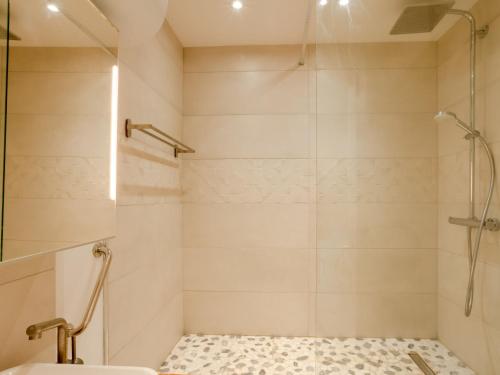 une salle de bain avec douche et lavabo dans l'établissement Studio Port Trouville by Interhome, à Trouville-sur-Mer