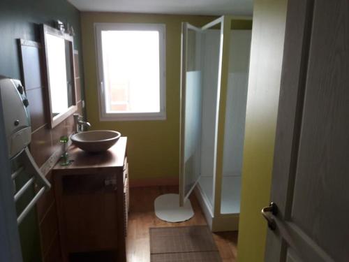 Phòng tắm tại Maison type loft au coeur du village