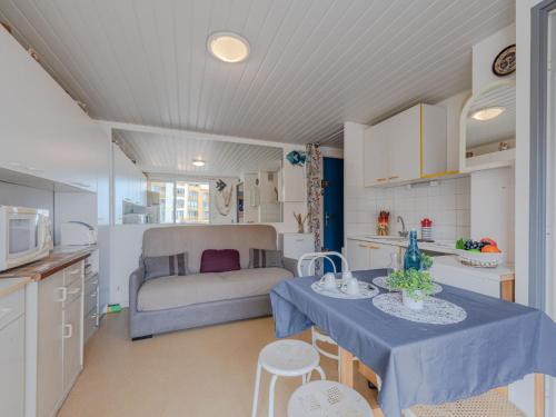 une cuisine et un salon avec une table et un canapé dans l'établissement Apartment Cap de Mer-5 by Interhome, au Barcarès
