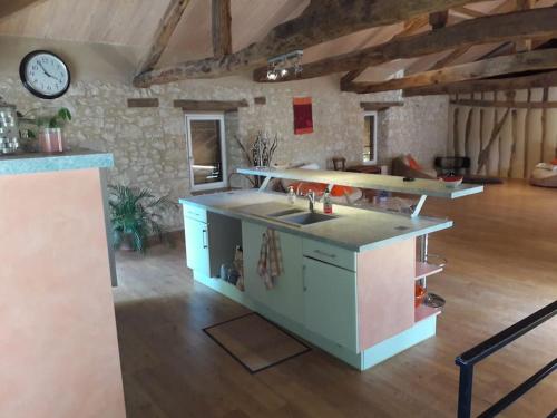 Nhà bếp/bếp nhỏ tại Maison type loft au coeur du village