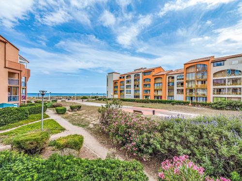 Une rangée d'immeubles d'appartements avec l'océan en arrière-plan dans l'établissement Apartment Cap de Mer-5 by Interhome, au Barcarès