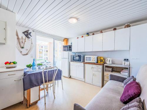 - une cuisine avec un canapé et une table dans une chambre dans l'établissement Apartment Cap de Mer-5 by Interhome, au Barcarès