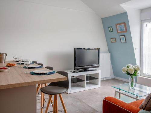 un salon avec une table et une télévision dans l'établissement Apartment Côté Port by Interhome, à Pornic