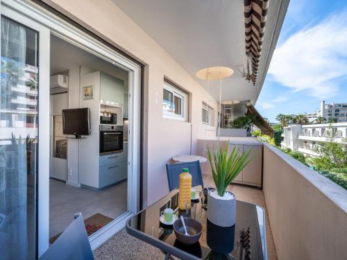Cet appartement dispose d'un balcon avec vue sur la cuisine. dans l'établissement Apartment Le Copacabana by Interhome, à Cannes