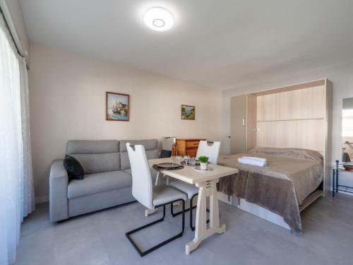 une chambre avec un lit, une table et un canapé dans l'établissement Apartment Le Copacabana by Interhome, à Cannes
