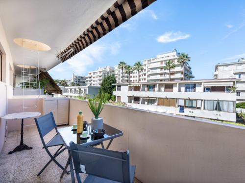 un patio avec une table et des chaises sur un balcon dans l'établissement Apartment Le Copacabana by Interhome, à Cannes