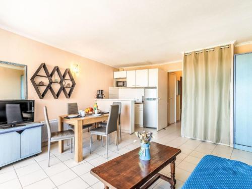 Η κουζίνα ή μικρή κουζίνα στο Apartment Les Marines-15 by Interhome