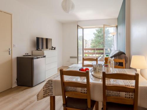 une cuisine et une salle à manger avec une table et des chaises dans l'établissement Apartment Le Sporting-17 by Interhome, à Cabourg