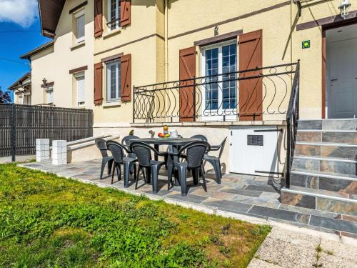 un patio avec des chaises et une table devant un bâtiment dans l'établissement Holiday Home Marine by Interhome, à Dives-sur-Mer