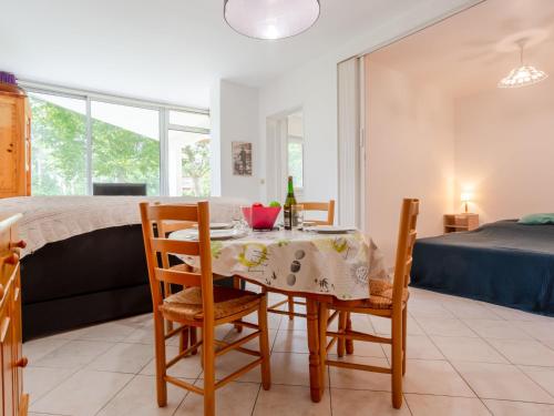 - une salle à manger avec une table, des chaises et un lit dans l'établissement Apartment Plein Sud-17 by Interhome, à Cabourg
