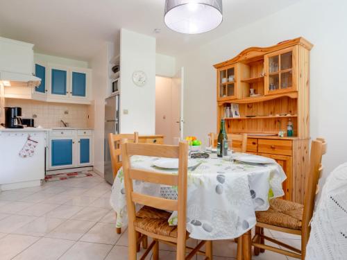 une cuisine et une salle à manger avec une table et des chaises dans l'établissement Apartment Plein Sud-17 by Interhome, à Cabourg