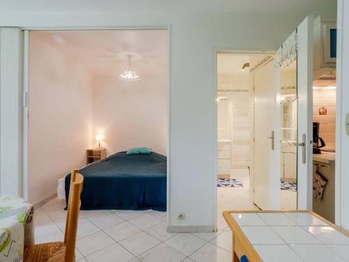 une chambre avec un lit et une porte coulissante en verre dans l'établissement Apartment Plein Sud-17 by Interhome, à Cabourg