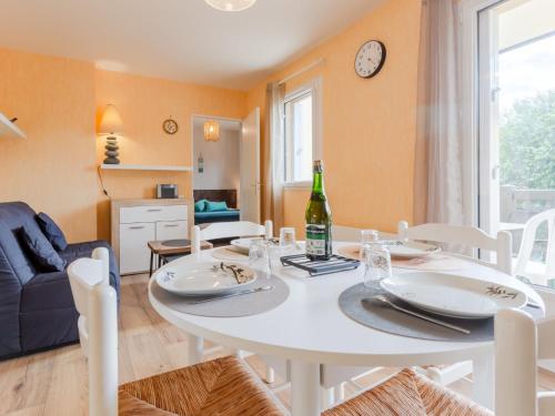 une salle à manger avec une table et des chaises blanches dans l'établissement Apartment Fleur Marine-35 by Interhome, à Cabourg