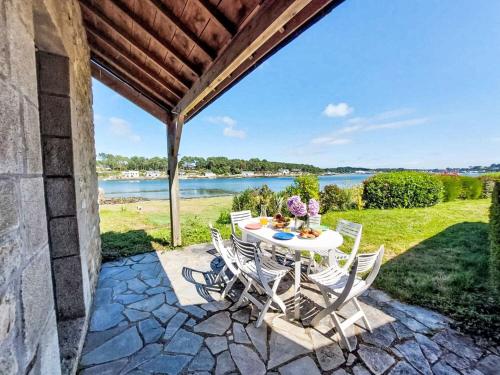 un patio con tavolo e sedie e vista sul lago di Holiday Home La petite Pen Er Hoët by Interhome a La Trinité-sur-Mer