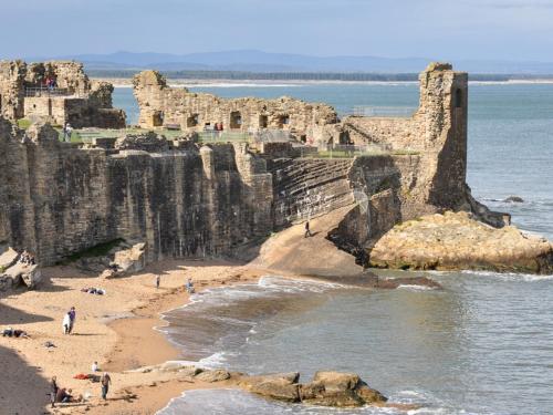 a view of a beach with a castle and the ocean at 2 Bed in St Andrews 95035 in St. Andrews