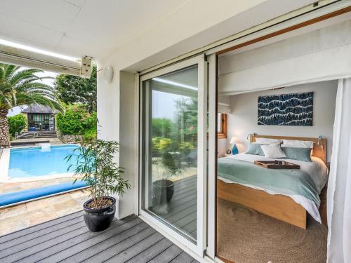 - une chambre avec vue sur la piscine dans l'établissement Villa Villa Guidel Plages by Interhome, à Guidel