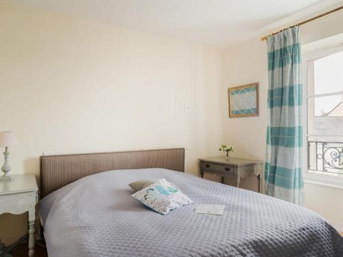 une chambre avec un lit avec un oreiller et une fenêtre dans l'établissement Apartment Les Balcons de Cézembre by Interhome, à Saint-Lunaire