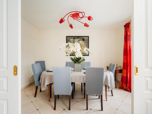 Un comedor con mesa y sillas en Apartment Les Balcons de Cézembre by Interhome, en Saint-Lunaire