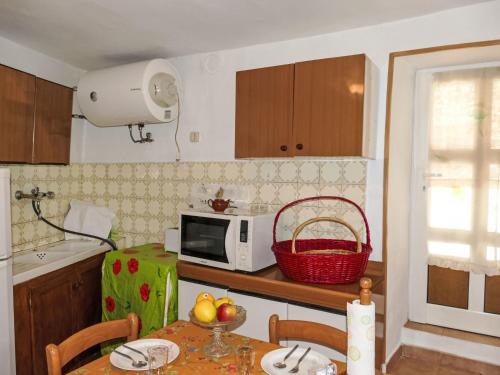 Kuchyň nebo kuchyňský kout v ubytování Holiday Home Alberto by Interhome