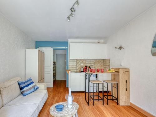 un salon avec un canapé et une cuisine dans l'établissement Studio Les Aigues Marines-72 by Interhome, à Saint-Cyr-sur-Mer