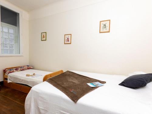une chambre avec deux lits et une fenêtre dans l'établissement Apartment Saint Benoît by Interhome, à Saint-Malo