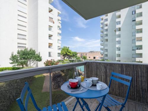 - une table et des chaises sur le balcon d'un appartement dans l'établissement Studio Port Arcachon-12 by Interhome, à Arcachon