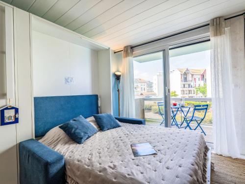 une chambre avec un lit et une grande fenêtre dans l'établissement Studio Port Arcachon-12 by Interhome, à Arcachon