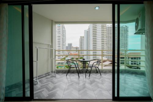 Μπαλκόνι ή βεράντα στο Jomtien Seaview Studio at View Talay 5 ,Big Pool